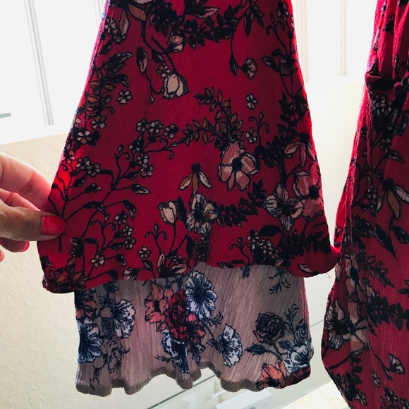 Beautiful NWOT Bell Sleeve FLORAL ROMPER Small - Picture 5 of 8